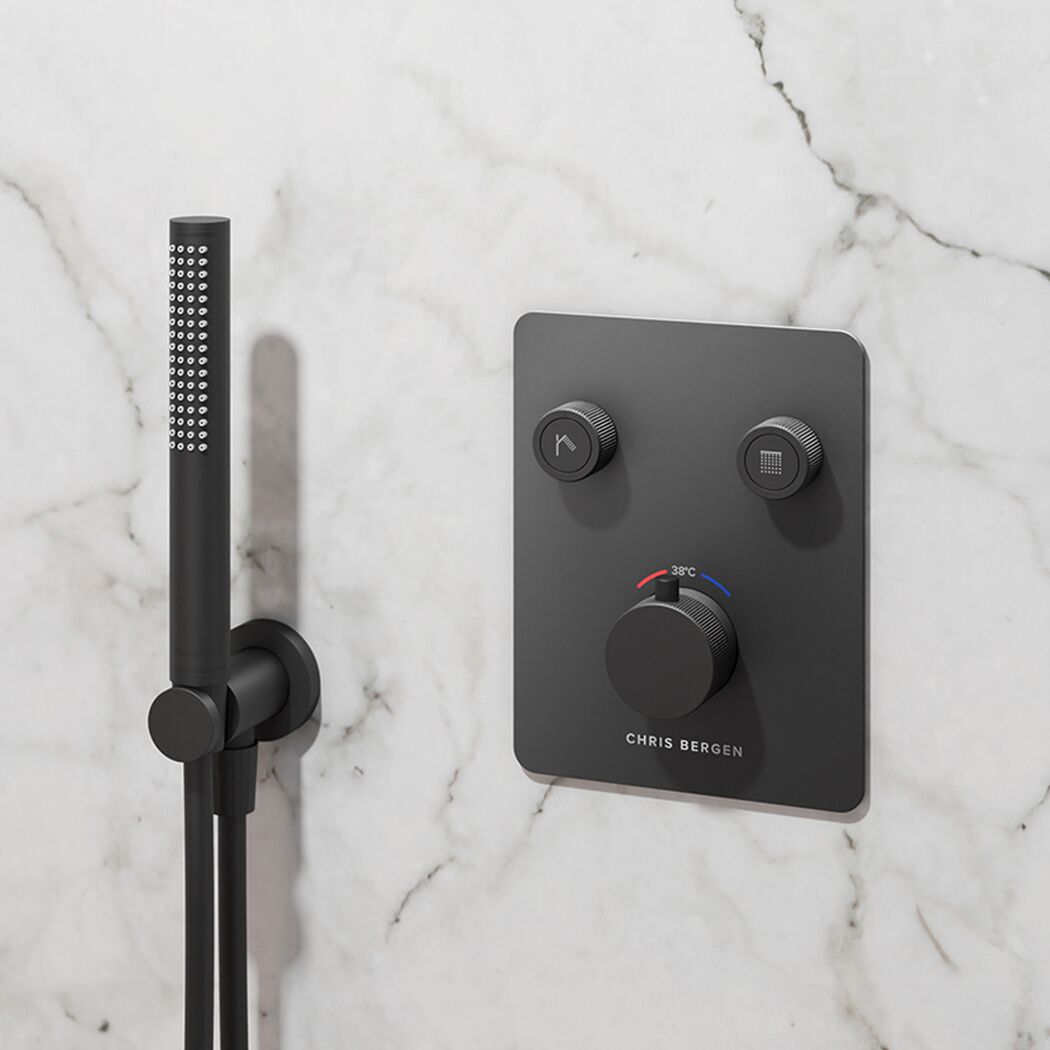 Schwarze Duscharmatur mit Thermostat