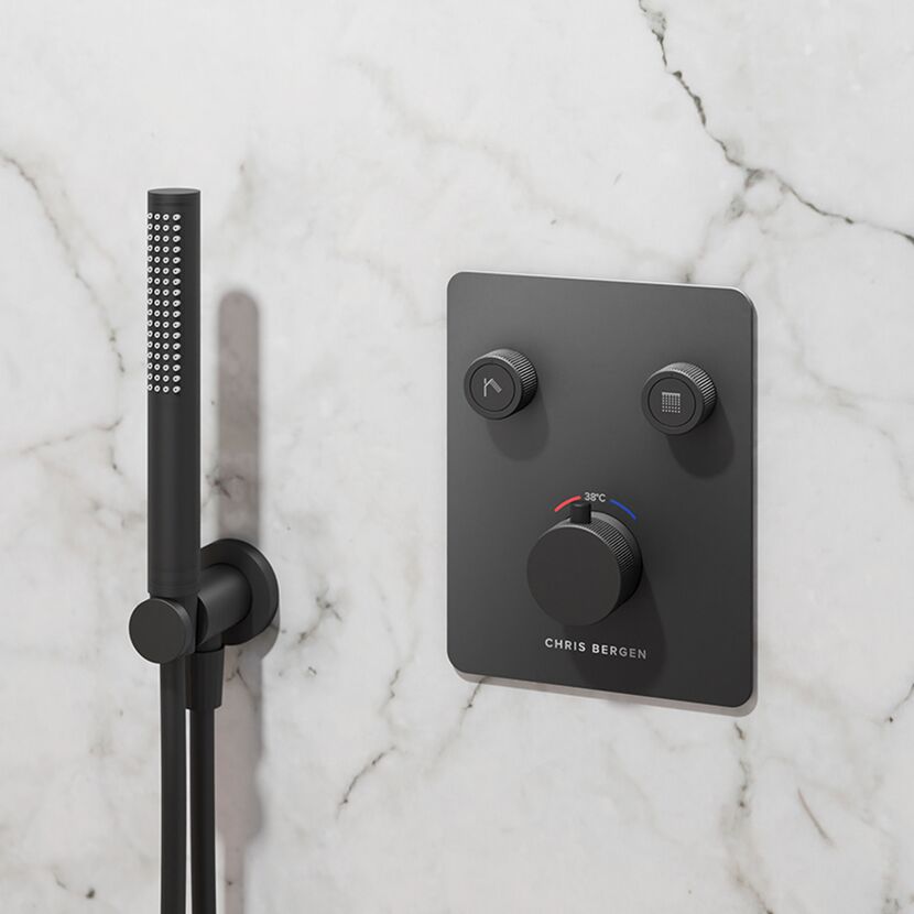 Schwarze Duscharmatur mit Thermostat
