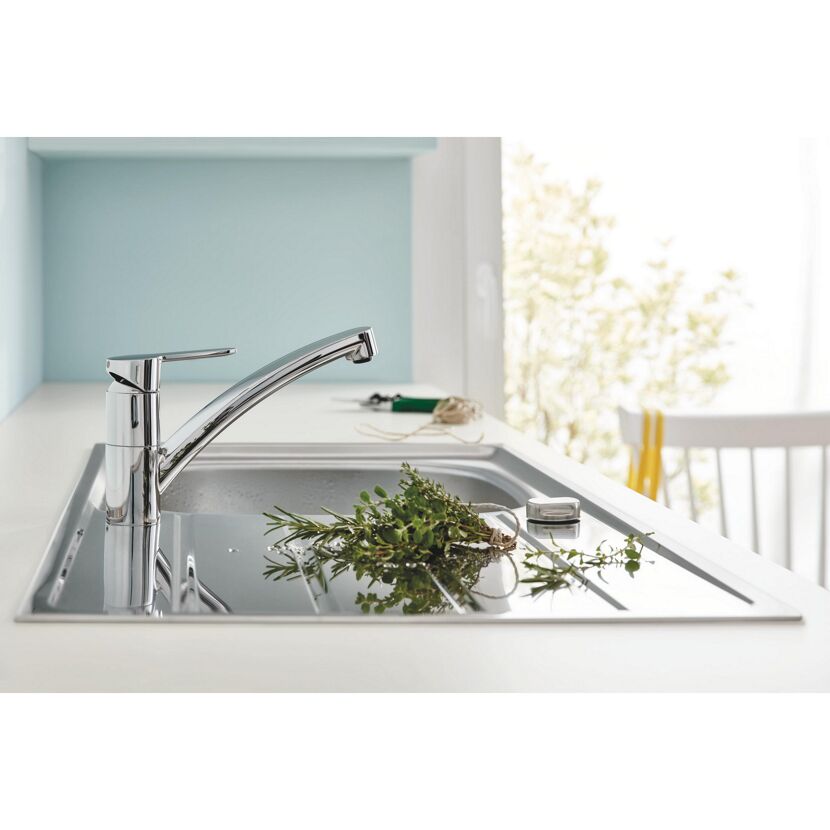Küchenspüle mit schwenkbarem Wasserhahn