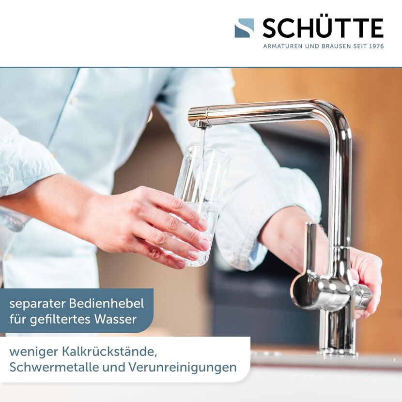 Person füllt gefiltertes Wasser in ein Glas