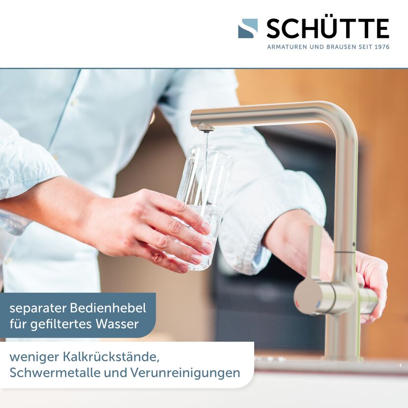 Person füllt Glas mit Wasser aus SCHÜTTE Armatur