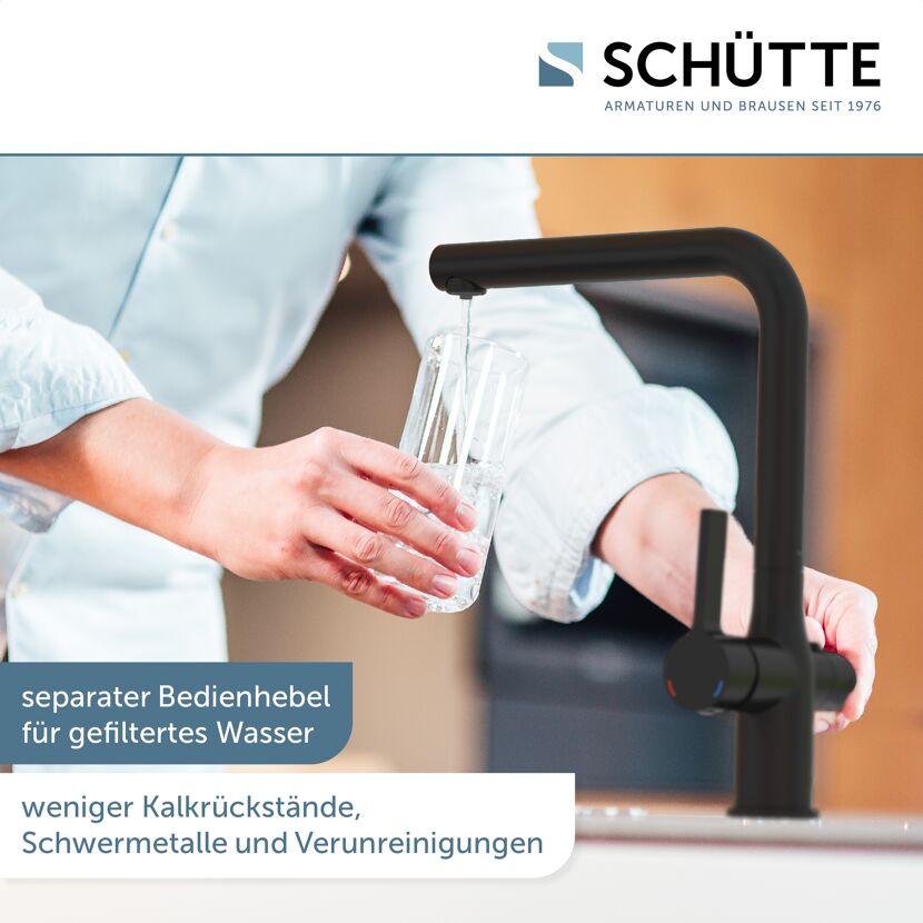 Person benutzt SCHÜTTE Küchenarmatur