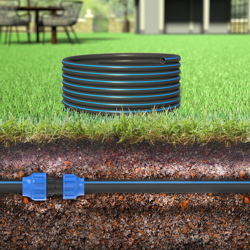 Schwarzes HDPE-Rohr mit blauer Linie auf Rasen und unter der Erde mit blauer Verbindung
