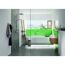 Modernes Badezimmer mit grüner Wand und grauen Fliesen