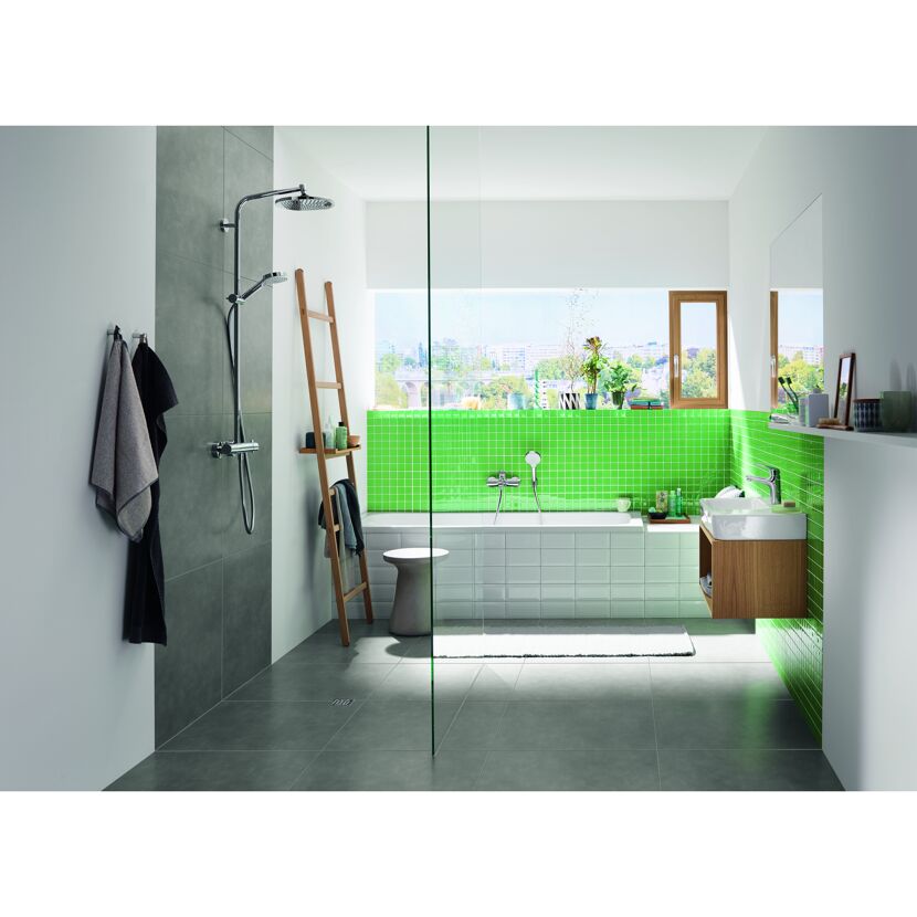 Modernes Badezimmer mit grüner Wand und grauen Fliesen