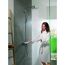 Person testet Handbrause in der Dusche