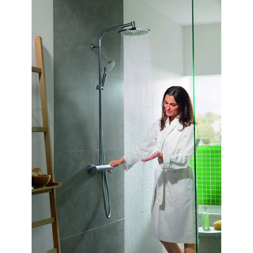 Person testet Handbrause in der Dusche