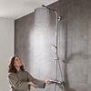 Person testet eine Crometta S 240 Varia Showerpipe