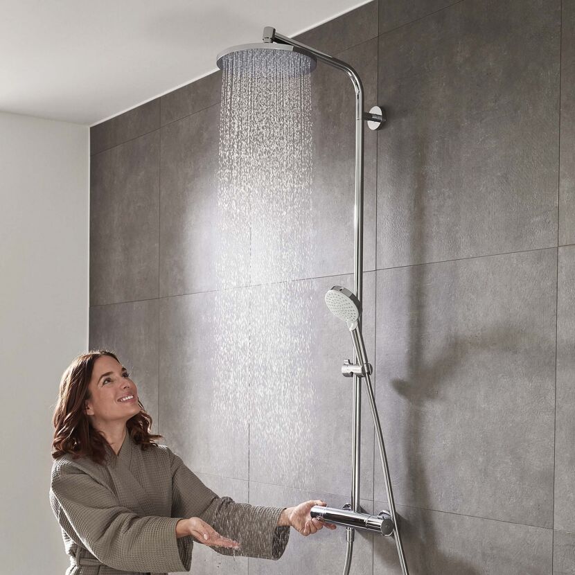 Person testet eine Crometta S 240 Varia Showerpipe
