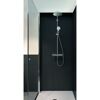 Duschkopf mit Schlauch und Duschstange an schwarzer Wand