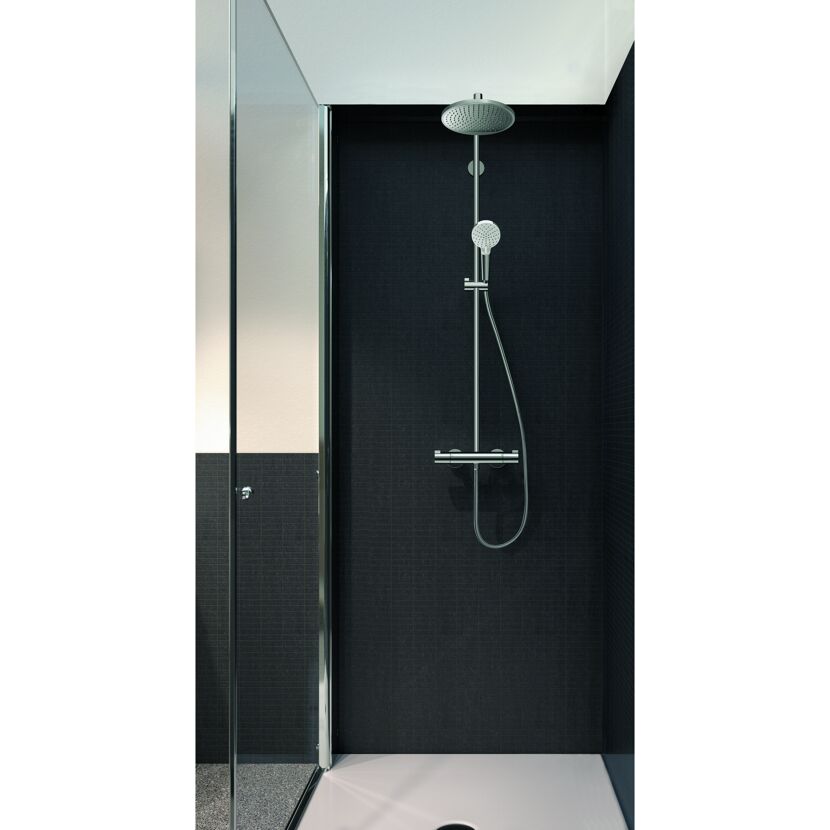 Duschkopf mit Schlauch und Duschstange an schwarzer Wand