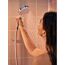 Person duscht mit Crometta E 240 Brause