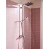 Duschsystem mit laufendem Wasser an rosa gefliester Wand