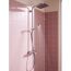 Duschsystem mit laufendem Wasser an rosa gefliester Wand