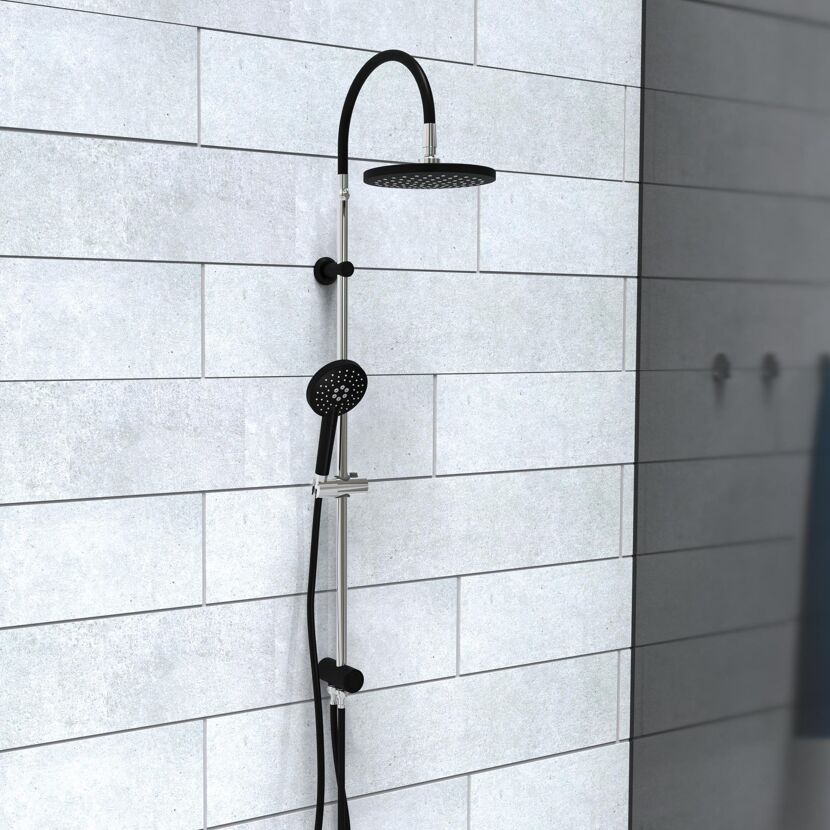 Schwarze Duscharmatur mit Regendusche und Handbrause.