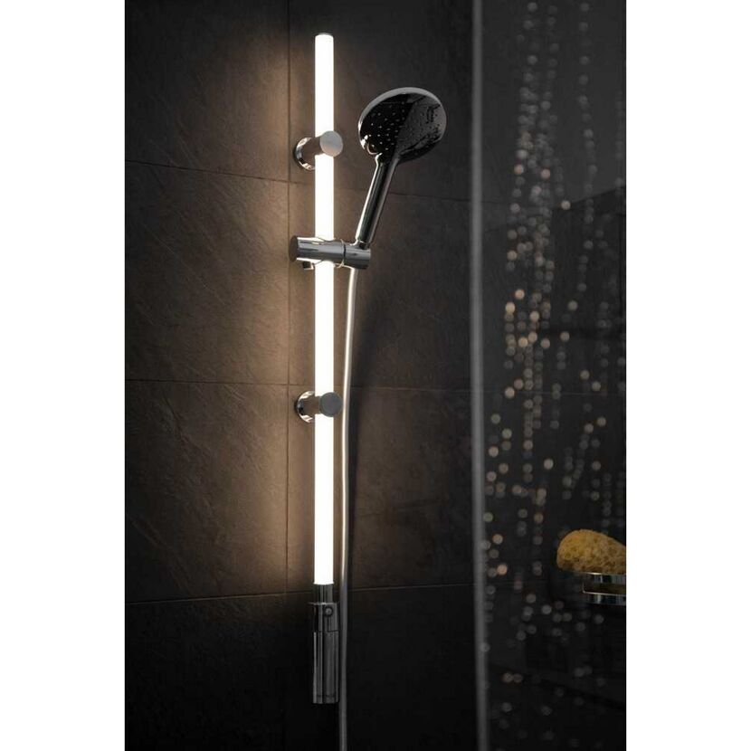 Beleuchtete Duschstange an schwarzer Wand