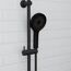 Schwarze Brause an der Wand