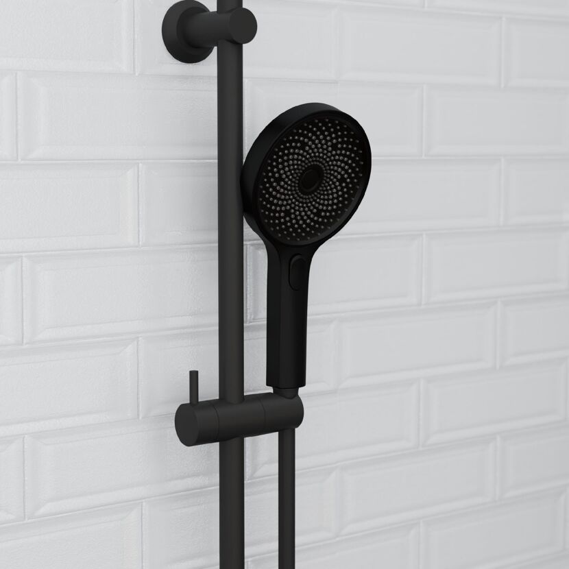Schwarze Brause an der Wand