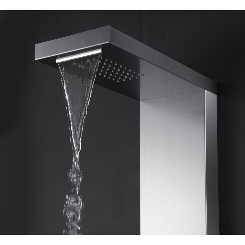 Wasserstrahl aus Duschpaneel