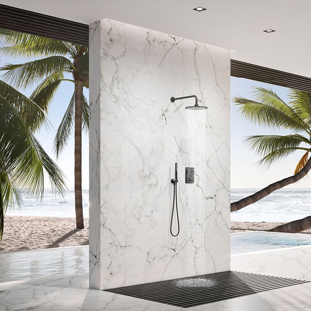 Moderne Dusche mit Regendusche