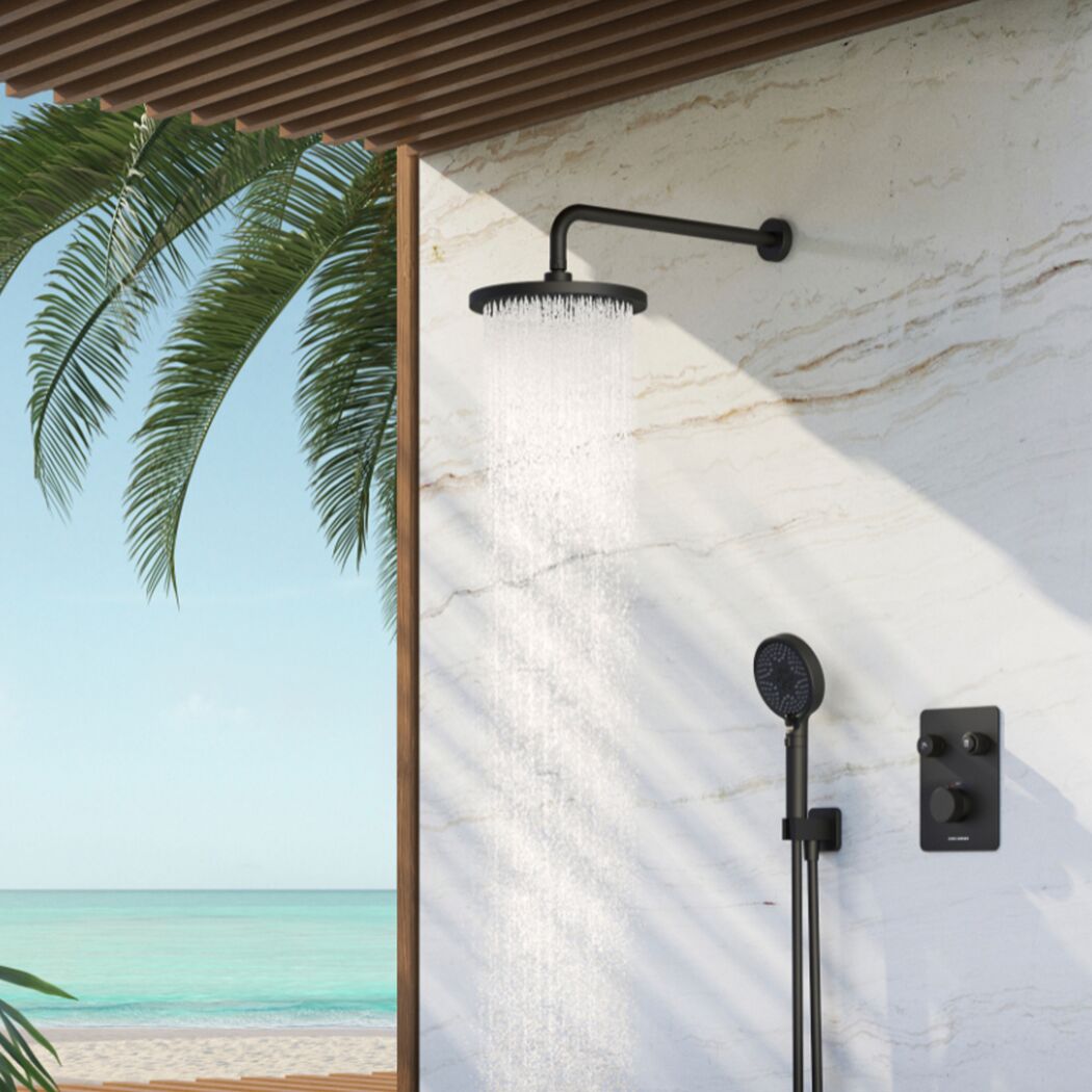 Außendusche mit Regendusche an Hauswand