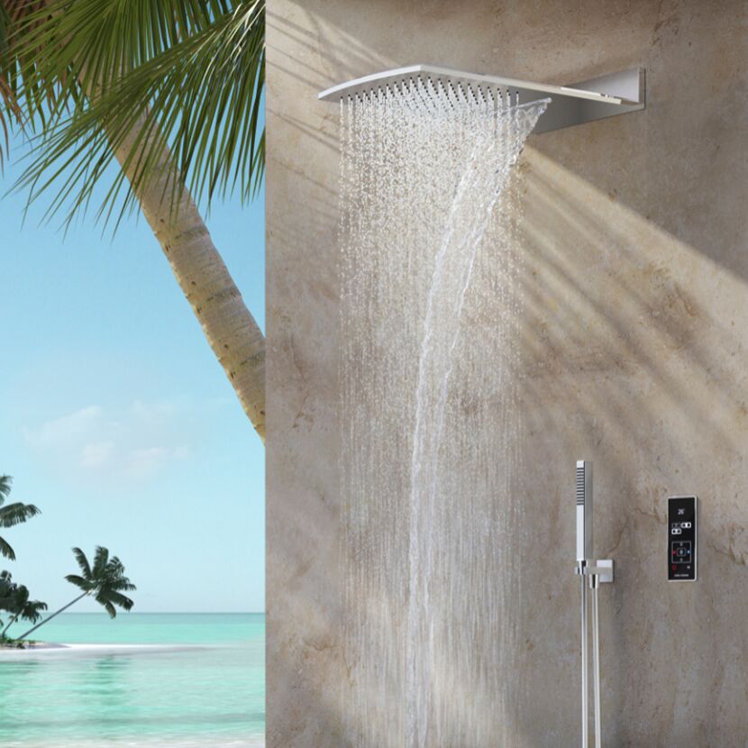 Moderne Dusche mit Regenbrause an Außenwand