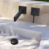 Schwarzer Wasserhahn mit Ablaufgarnitur