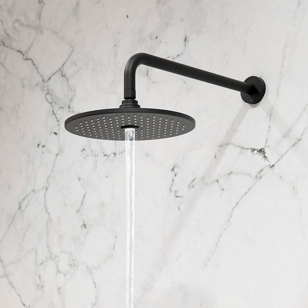 Schwarze Kopfbrause mit Wasserstrahl