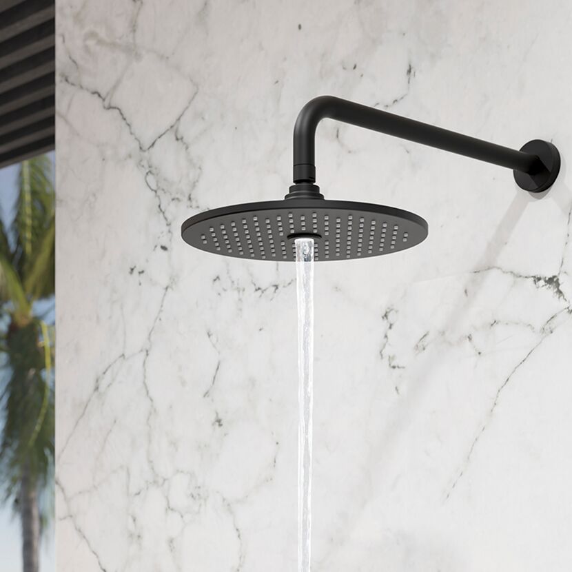 Schwarze Duscharmatur mit Wasserstrahl