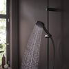 Schwarze Handbrause mit Wasserstrahl