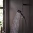 Schwarze Handbrause mit Wasserstrahl