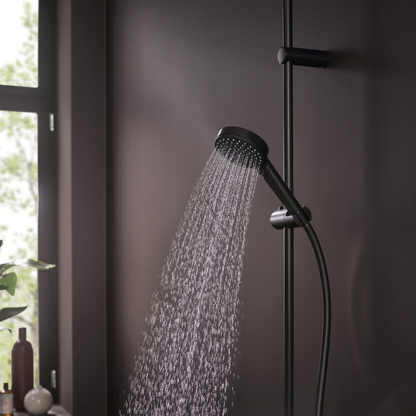 Schwarze Handbrause mit Wasserstrahl
