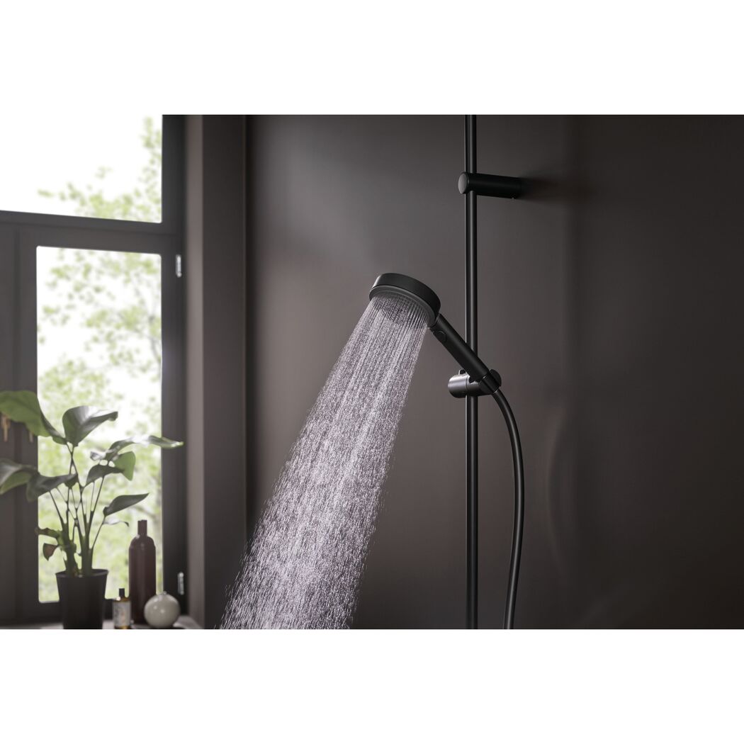 Schwarz matte Handbrause mit Wasserstrahl