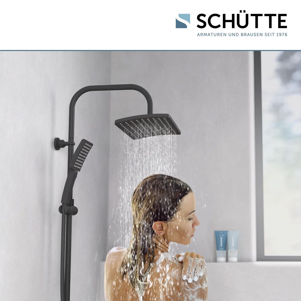 Person duscht mit Duschsäule