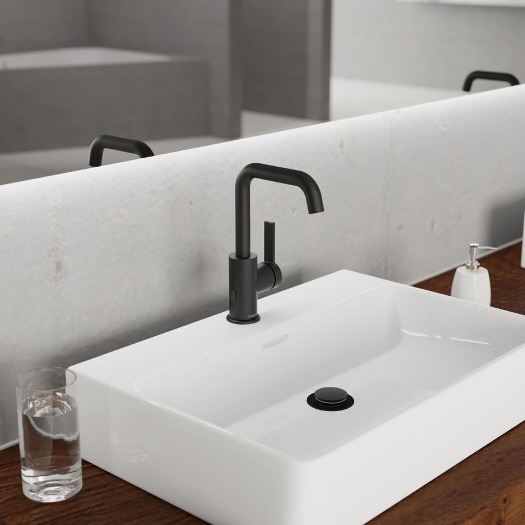 Waschbecken mit schwarzem Wasserhahn