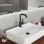 Waschbecken mit schwarzem Wasserhahn