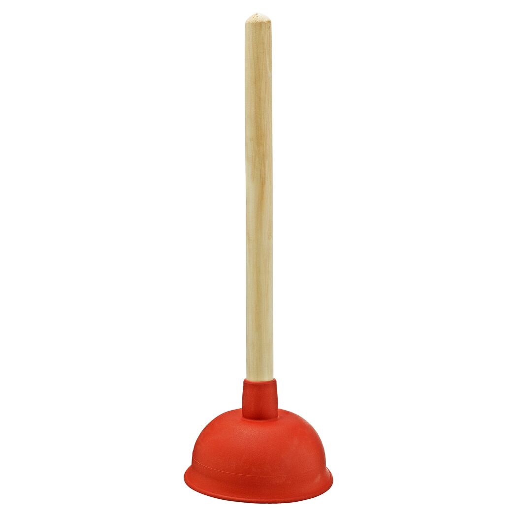 Ein roter Pömpel mit Holzgriff.