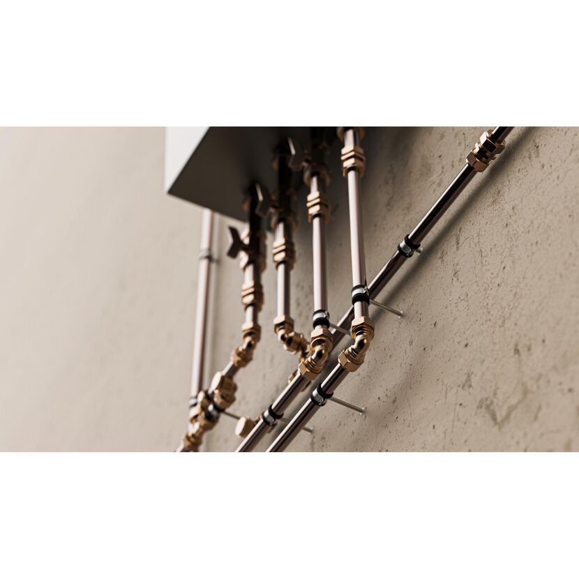 Kupferrohre mit Klemmfittings an Betonwand befestigt