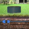 Schwarzes HDPE-Rohr mit blauer Linie auf Rasen und im Boden verlegt.