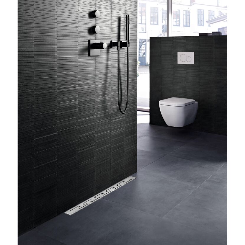 Modernes Badezimmer mit schwarzer Dusche und WC
