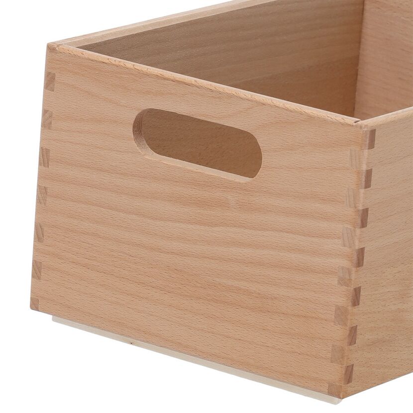 Helle Holzkiste mit Griffausschnitt