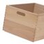 Eine Holzkiste mit Griffausschnitten.