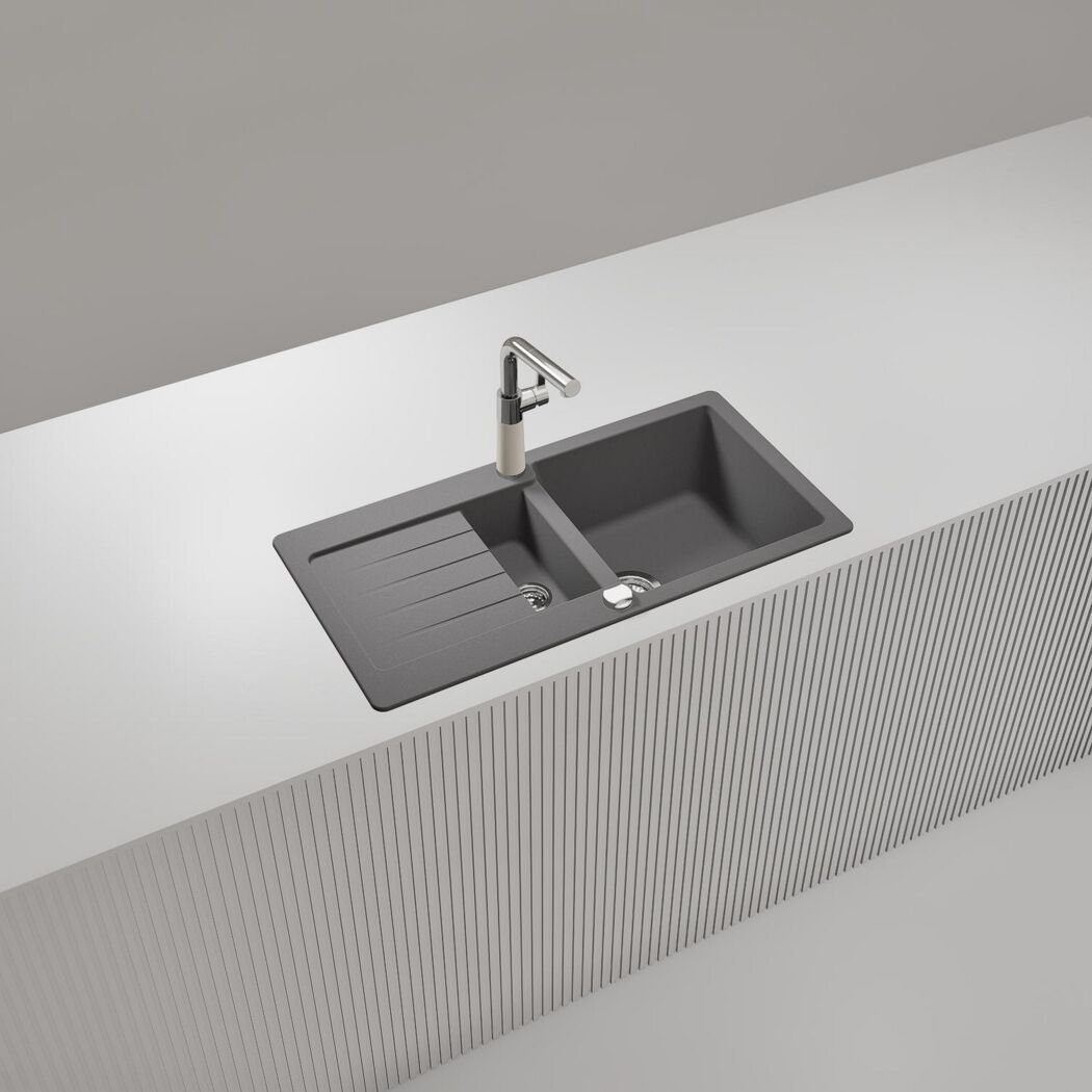 Graue Spüle mit zwei Becken und Wasserhahn