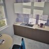 Moderne Küche mit grauer Spüle und lilafarbener Wand