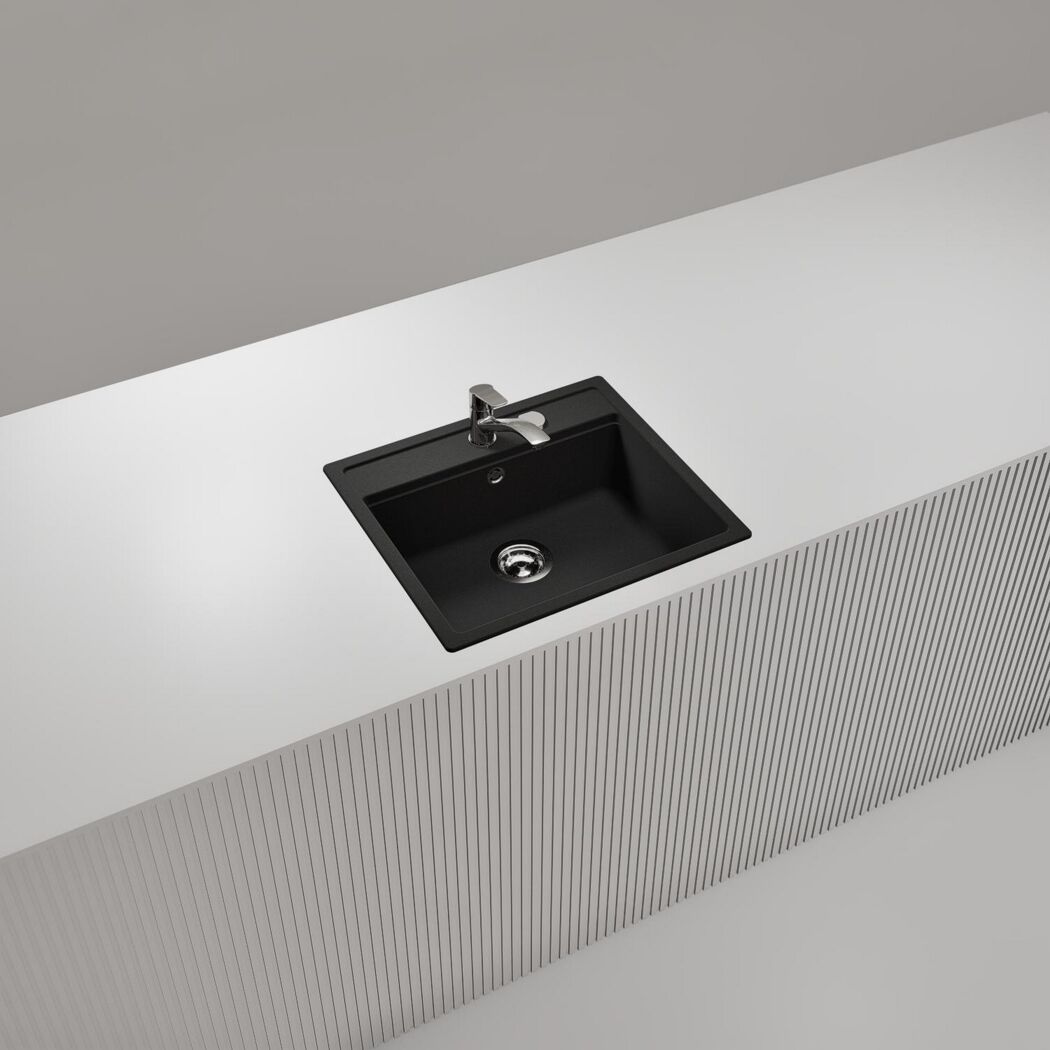 Schwarzes Spülbecken in weißer Küchenzeile