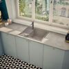 Einbauküche mit Spüle und Wasserhahn
