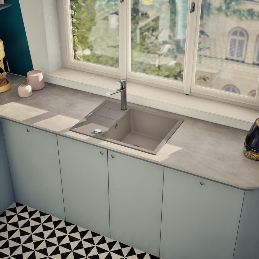 Einbauküche mit Spüle und Wasserhahn