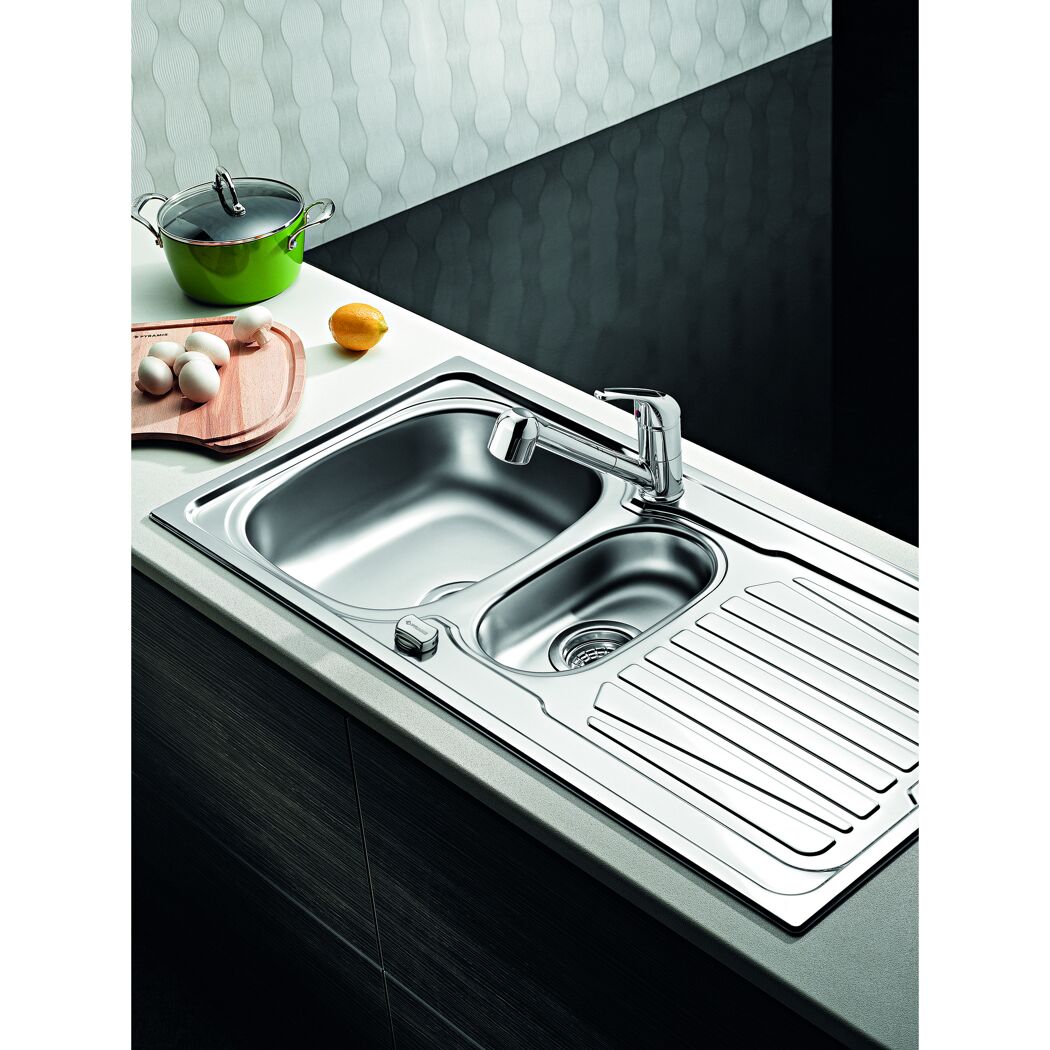 Edelstahlspüle mit zwei Becken und Abtropffläche.