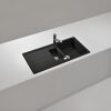Schwarze Einbauspüle mit zwei Becken und Wasserhahn