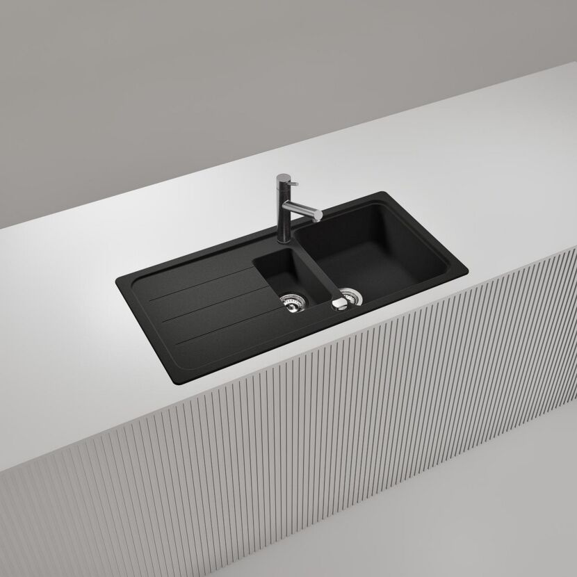 Schwarze Einbauspüle mit zwei Becken und Wasserhahn